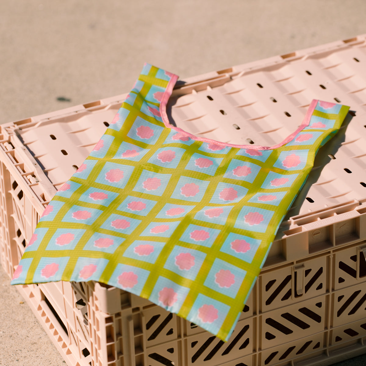 daisy grid tote bag