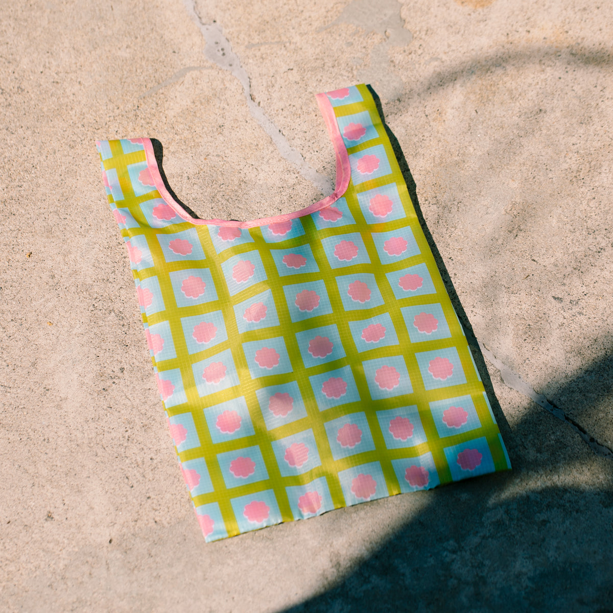 daisy grid tote bag